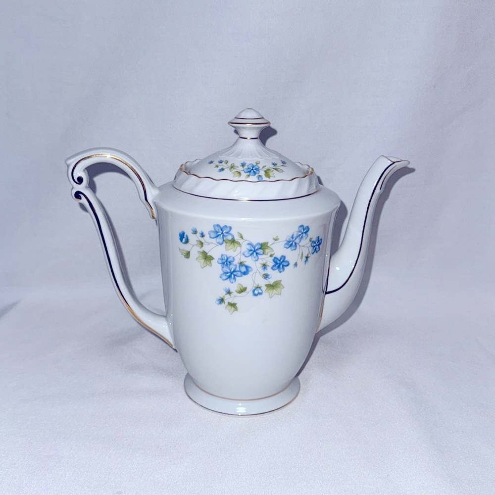 Large tea pot by KRAUTHEIM K&A Selb Bavaria Germany Cellini Sonnet design.
